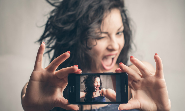 Εποχή των Selfies - Δείτε πόσες δημοσιεύονται ανά μήνα σύμφωνα με Μετρήσεις της Google