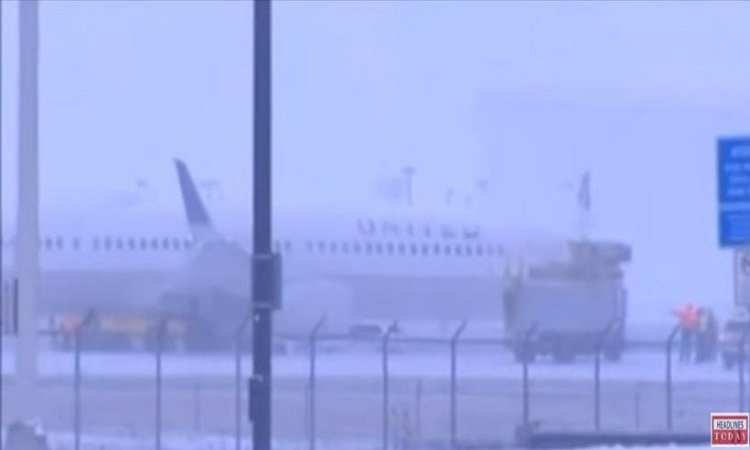 Bίντεο: Αεροπλάνο της United γλίστρησε και σταμάτησε εκτός διαδρόμου στο Σικάγο