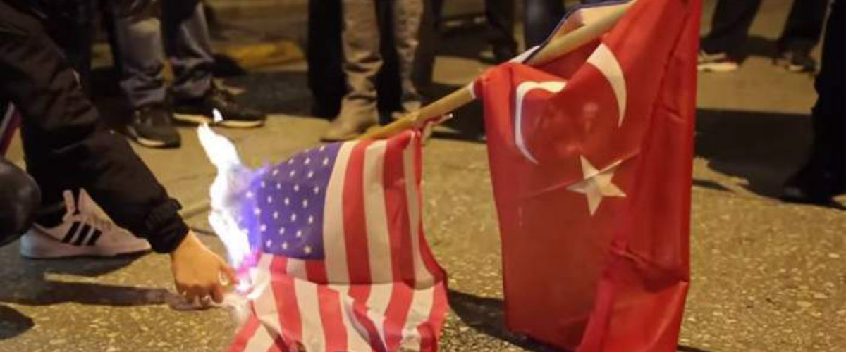 ΒΙΝΤΕΟ - Έκαψαν σημαίες της Τουρκίας και των ΗΠΑ έξω από την τουρκική πρεσβεία στην Αθήνα