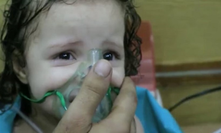 Βίντεο σοκ μετά την ρίψη βομβών χλωρίου στη Συρία - Παιδιά δεν μπορούν να ανασάνουν - ΣΚΛΗΡΕΣ ΕΙΚΟΝΕΣ