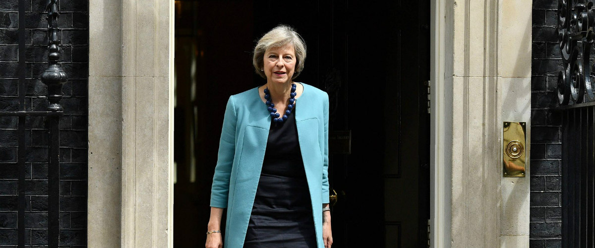Αλλαγή σκυτάλης στη Βρετανία - Μετά από 26 χρόνια ξανά γυναίκα πρωθυπουργός - Ο Κάμερον παραδίδει στη Μέι
