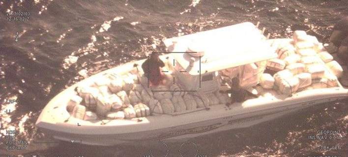 ΕΛΛΑΔΑ: Ενα τόνο και 714 κιλά κάνναβης «ψάρεψε» το λιμενικό στη θάλασσα μετά την καταδίωξη σκάφους