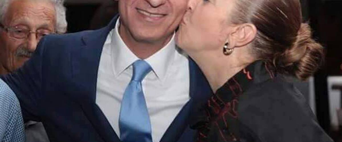 Μάνα πολιτικού δίνει το φιλί και την ευχή της στον γιο της! - ΦΩΤΟΓΡΑΦΙΑ