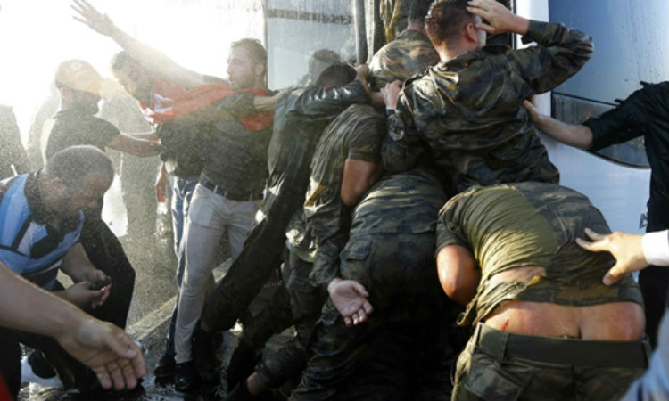 ΤΟΥΡΚΙΑ: Δέρνουν, μαστιγώνουν και ξεγυμνώνουν στρατιώτες - Πληροφορίες και για αποκεφαλισμούς - ΦΩΤΟΓΡΑΦΙΕΣ