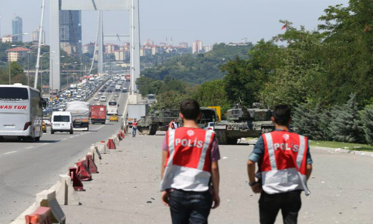 Τουρκία: Σύλληψη 100 αξιωματικών σε βάση στο Ντιγιάρμπακιρ