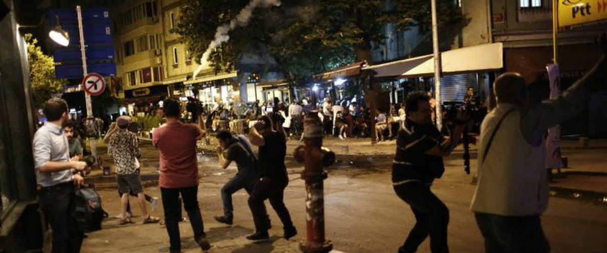 Ένταση μεταξύ ισλαμιστών και κοσμικών μετά την επίθεση σε δισκοπωλείο στην Κωνσταντινούπολη