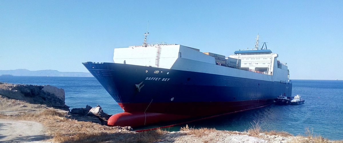 Τουρκικό πλοίο βγήκε στη στεριά και κατέληξε απέναντι από αυλές σπιτιών στη Λακωνία! – ΦΩΤΟΓΡΑΦΙΕΣ