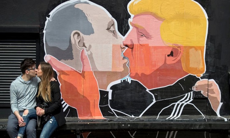 Σάλος με τοιχογραφία του Τραμπ να φιλάει στο στόμα τον Πούτιν