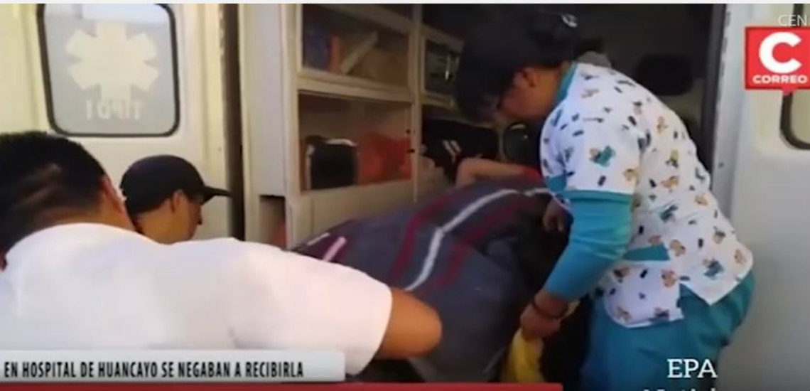 Τραυματιοφορείς ρίχνουν δύο φορές στο έδαφος έγκυο ενώ την μετέφεραν στο νοσοκομείο - VIDEO