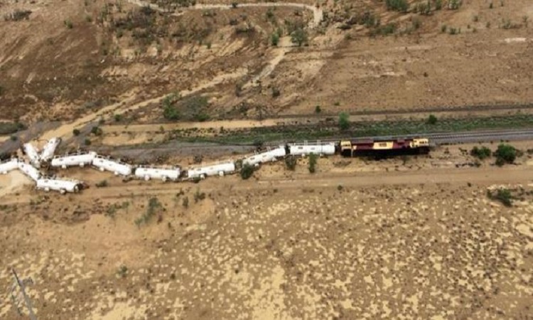 Τρένο με 200.000 λίτρα θειικού οξέος εκτροχιάστηκε στην Αυστραλία (ΦΩΤΟ)