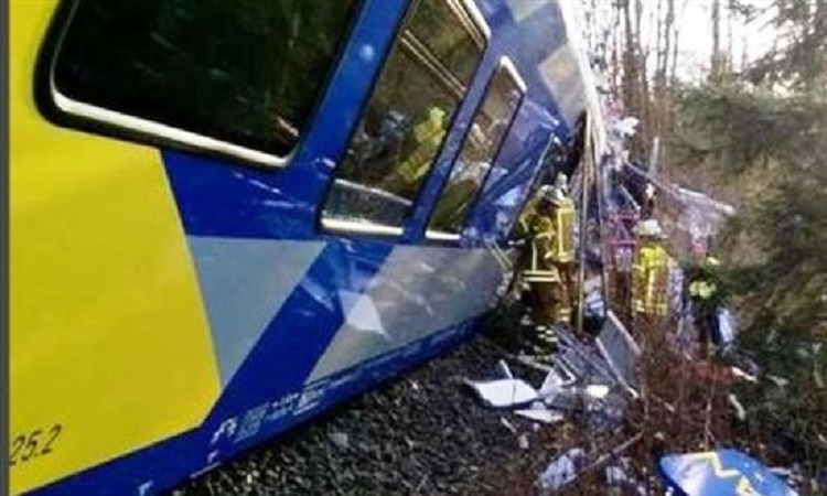 Νεκροί και τραυματίες μετά από σύγκρουση τρένων στη Γερμανία