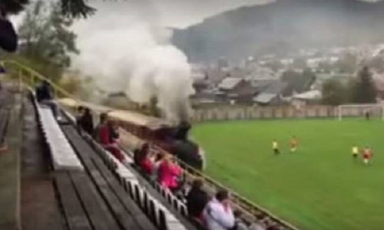 Το είδαμε κι αυτό... Τρένο περνά σφυρίζοντας μέσα από γήπεδο την ώρα του αγώνα (video)!