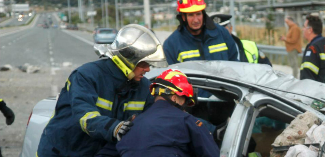 ΚΟΛΟΣΣΙ: Χρειάστηκε η Πυροσβεστική για να απεγκλωβίσει τους οδηγούς – Στο νοσοκομείο μετά από το τροχαίο