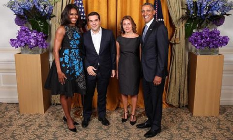 Η αναμνηστική φωτογραφία του ζεύγους Τσίπρα με Ομπάμα και Μισέλ