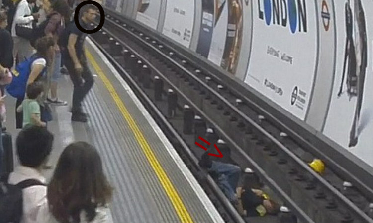 ΛΟΝΔΙΝΟ: Με αυτοθυσία, άνδρας βούτηξε στις γραμμές του μετρό να σώσει επιβάτη που έπεσε - ΦΩΤΟΓΡΑΦΙΕΣ