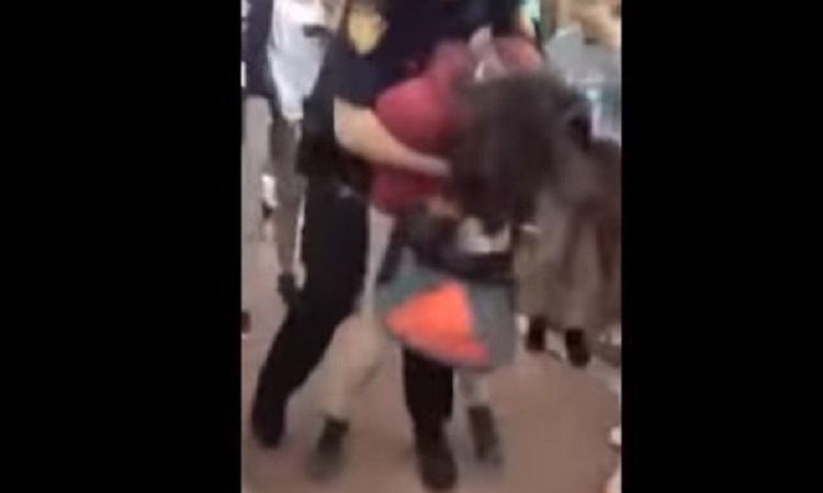 Βίντεο σοκ: Αστυνομικός χτυπά βίαια στο έδαφος 12χρονη μαθήτρια