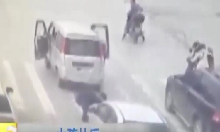 Βίντεο που κόβει την ανάσα! Παιδί πέφτει από βαν και αυτοκίνητο περνάει από πάνω του - VIDEO