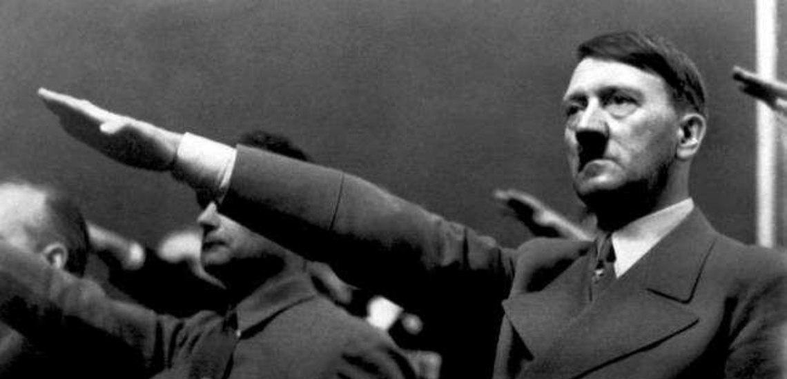 Ο Χίτλερ σε έξαλλη κατάσταση κατηγορεί τους συνεργάτες του ως «δειλούς και προδότες» και απειλεί να αυτοκτονήσει. Το τέλος του Φύρερ και η ταφή σε δάσος όπου φτιάχθηκε σοβιετική βάση...