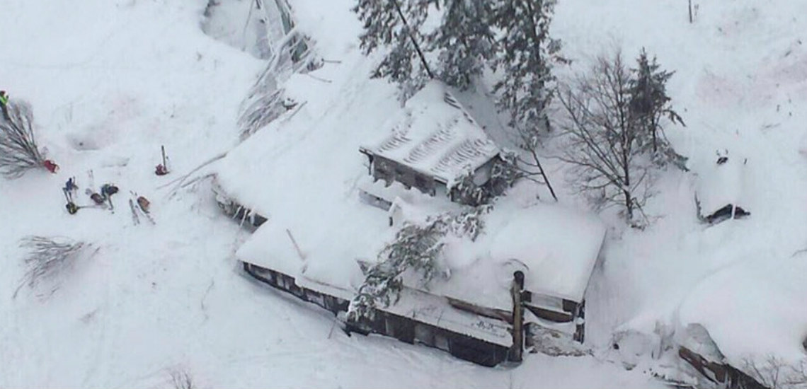ΙΤΑΛΙΑ: Το ξενοδοχείο είναι θαμμένο κάτω από τρία μέτρα χιόνι, λέει ο δήμαρχος της περιοχής - ΦΩΤΟ - VIDEO