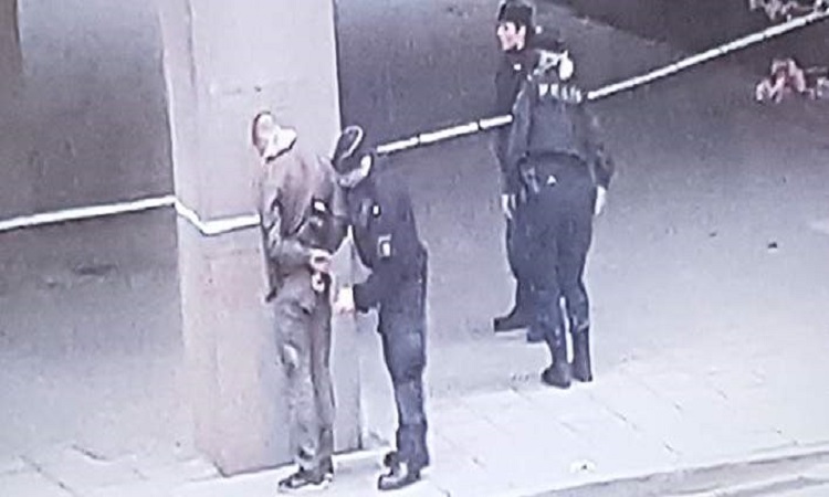 Η στιγμή της σύλληψης του υπόπτου για το τρομοκρατικό χτύπημα στη Σουηδία - ΦΩΤΟΓΡΑΦΙΕΣ