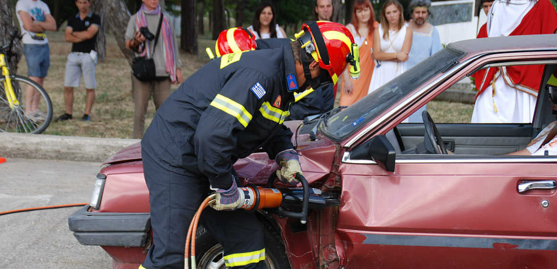 ΥΨΩΝΑΣ: Χρειάστηκε η Πυροσβεστική για να βγάλει από το όχημα την γυναίκα οδηγό