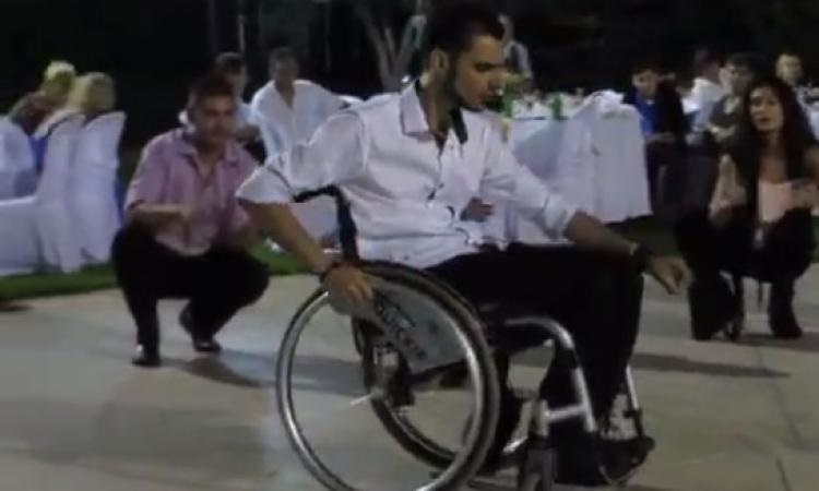 Μεγαλείο ψυχής - Το Ζεϊμπέκικο του Μανώλη με το αναπηρικό καροτσάκι που συγκίνησε τους πάντες και έγινε viral (ΒΙΝΤΕΟ)
