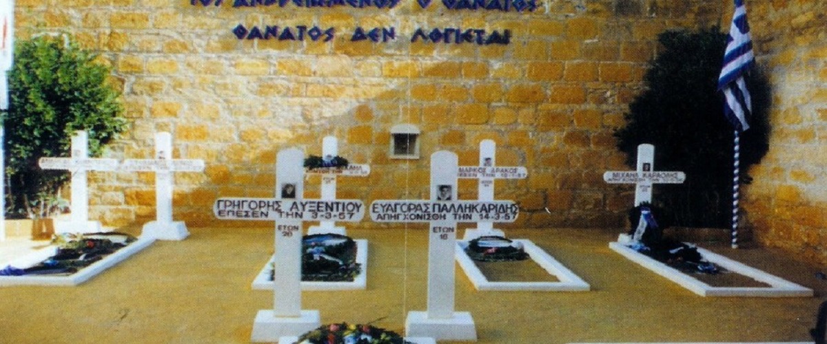 Ο Πρόεδρος της Δημοκρατίας κατέθεσε στεφάνια στα Φυλακισμένα Μνήματα και στον ανδριάντα του Αρχιεπισκόπου Μακαρίου