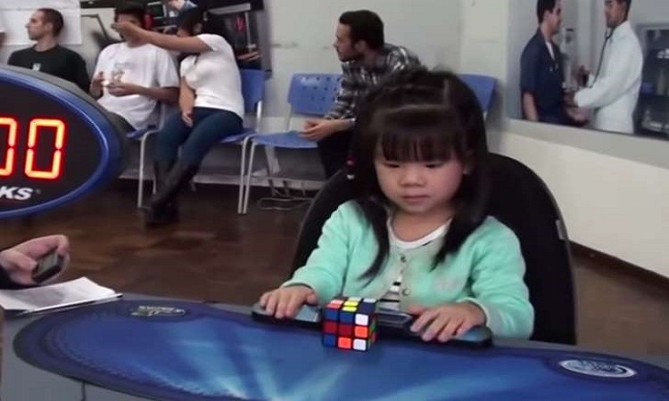 Απίστευτη...! Κοριτσάκι 3 ετών λύνει σε 47 δευτερόλεπτα  τον κύβο του Ρούμπικ