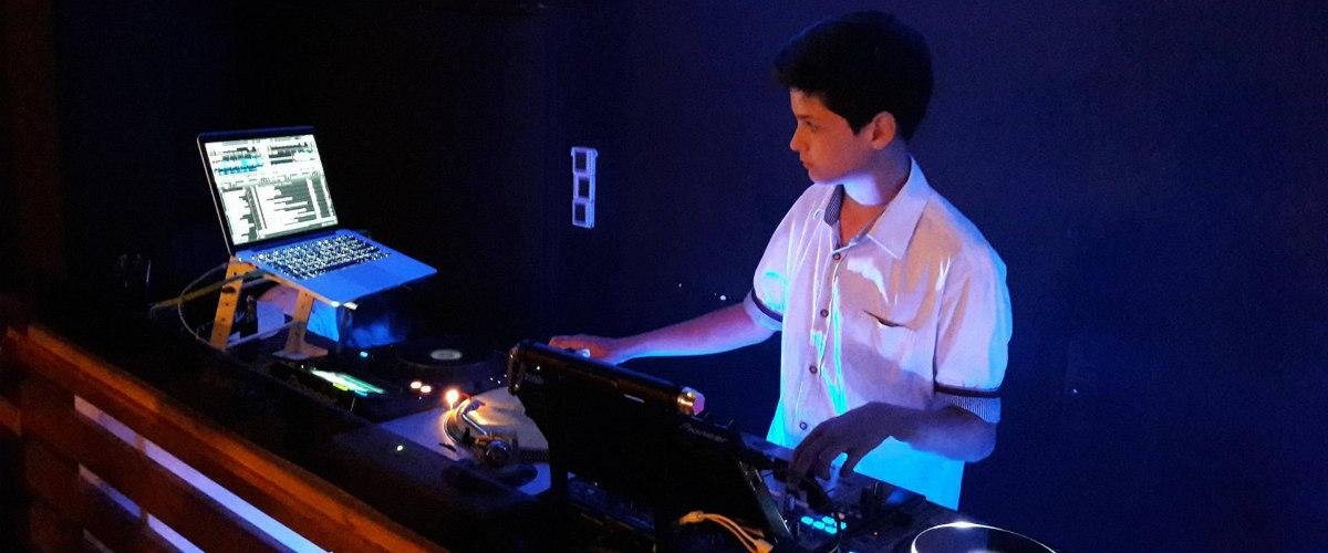Ο 13χρονος DJ που έχει ξετρελάνει τη Λεμεσό – VIDEO