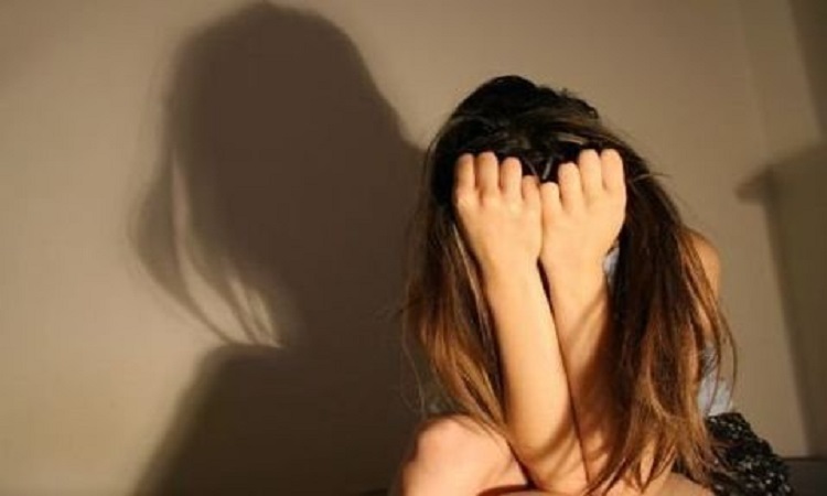 Σοκ στην Ιταλία: 15χρονος άφησε 11 φίλους του να βιάσουν την κοπέλα του