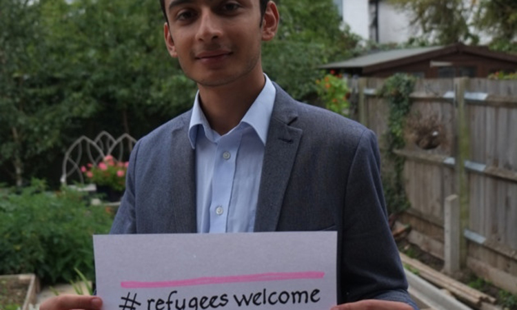 Ο 20χρονος Κύπριος στο Λονδίνο που δίνει αγώνα για τους πρόσφυγες – Πρωτότυπη καμπάνια!