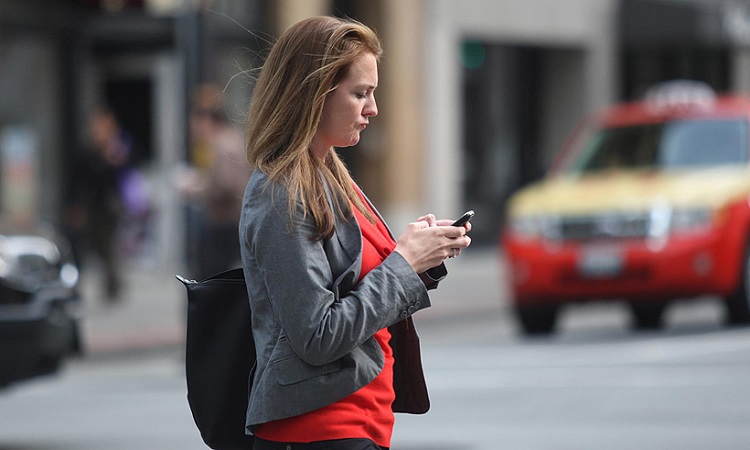 Ο λόγος που οι άνθρωποι περπατούν περίεργα… είναι τα κινητά τηλέφωνα- Δείτε τι λένε οι μελέτες που έγιναν