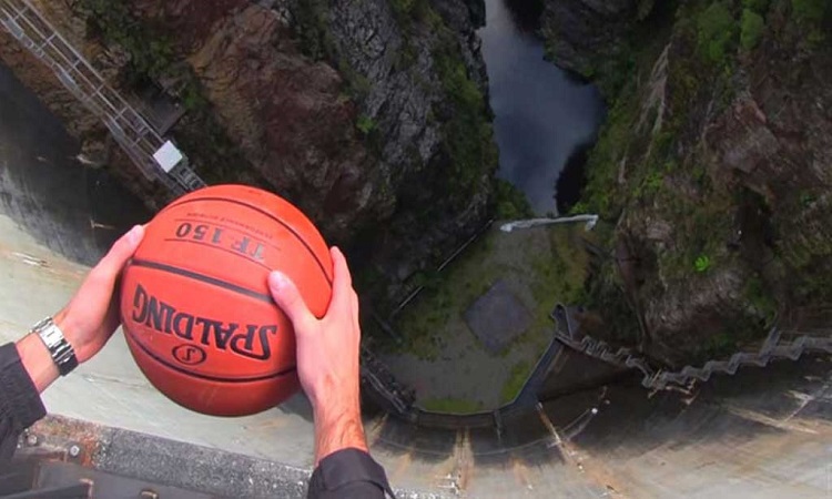 Εσείς το ξέρατε; Δείτε τι συμβαίνει όταν ρίξουμε μια μπάλα του μπάσκετ από ύψος 130 μέτρων (Βίντεο)