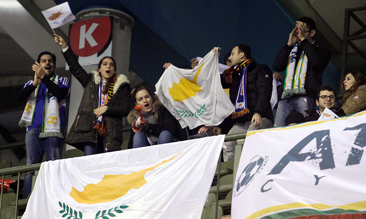 Η αντίδραση των παικτών μόλις αντίκρισαν τις κυπριακές σημαίες