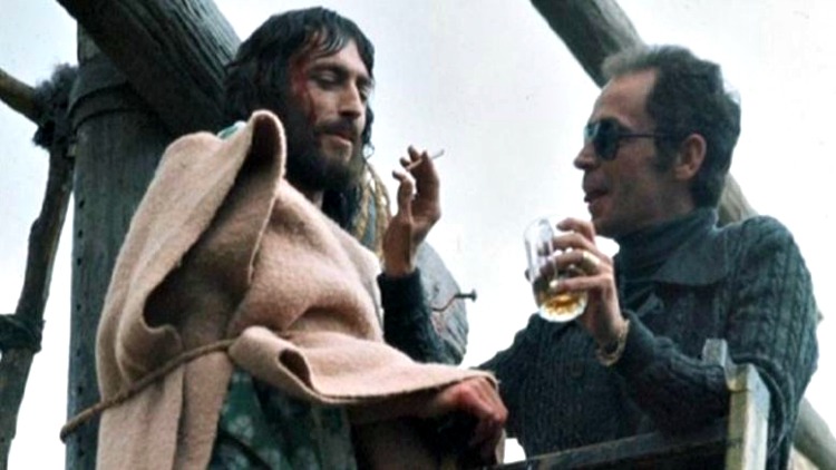 Ο Ιησούς από τη Ναζαρέτ καπνίζει και πίνει πάνω στον Σταυρό! Τι δήλωσε ο ηθοποιός