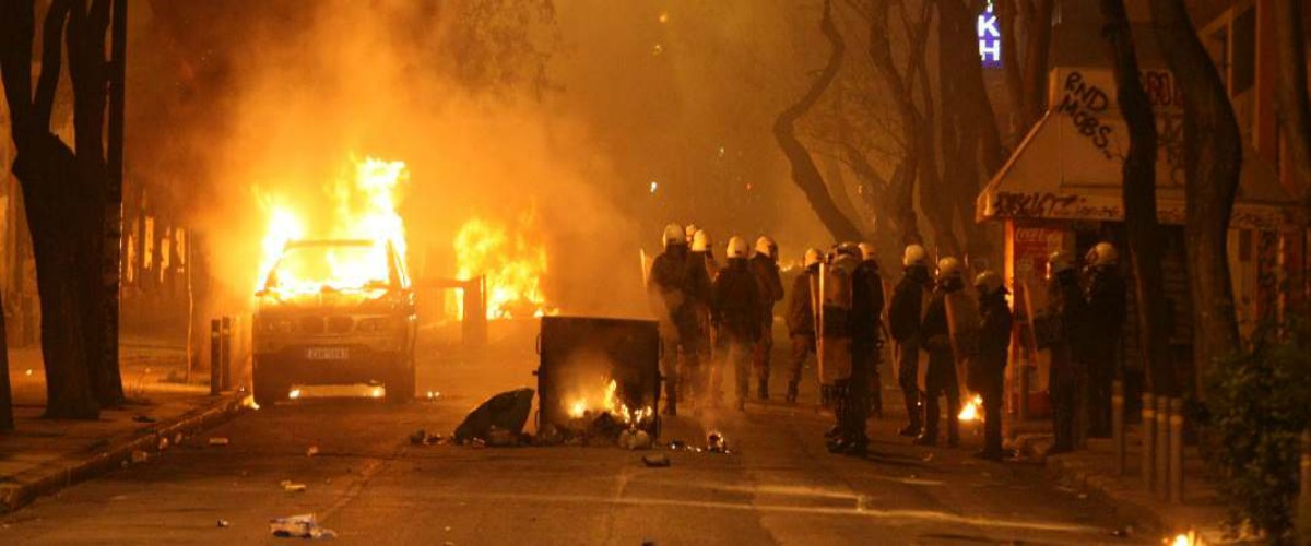 Παραδομένο στο χάος το κέντρο της Αθήνας: «Πόλεμος» αντιεξουσιαστών - ΜΑΤ