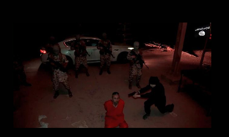 Σοκ – Δέος – Ανατριχίλα! Ανήλικος τζιχαντιστής εκτελεί εν ψυχρώ όμηρο του Ισλαμικού Κράτους (ΦΩΤΟ)