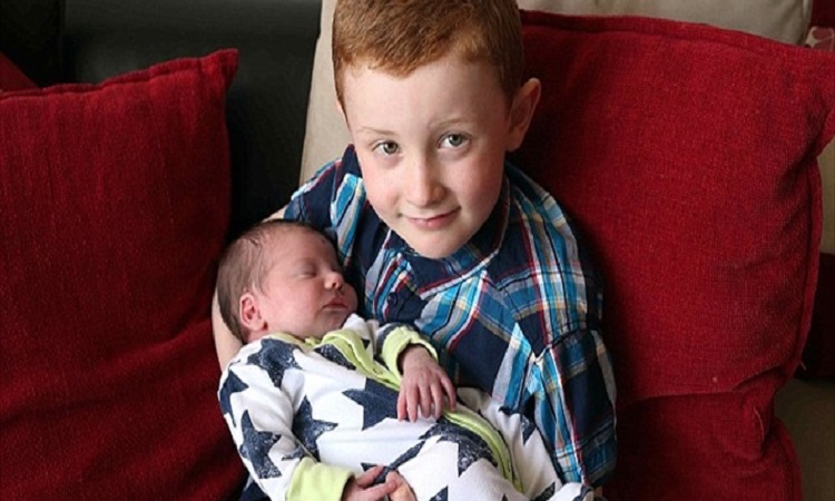 Απίστευτο και όμως αληθινό! 6χρονος βοήθησε την μητέρα του να γεννήσει στο σπίτι τους στην Oυαλία!