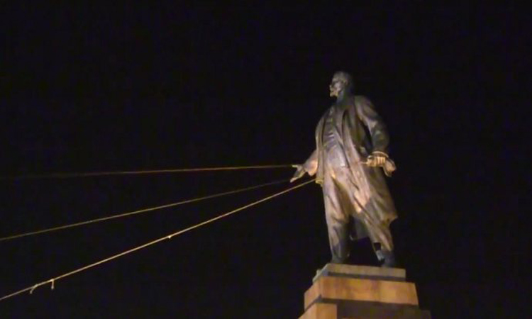 «Γκρεμίζουν» τα αγάλματα του Λένιν στην Ουκρανία