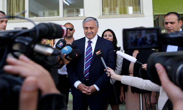Eλληνοκύπριοι δημοσιογράφοι πανηγύρισαν τη νίκη Ακιντζί