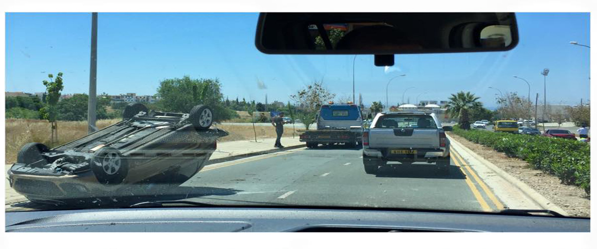 Ανώμαλη προσγείωση οχήματος στην απέναντι λωρίδα – Αναποδογυρίστηκε σε δρόμο της Πάφου