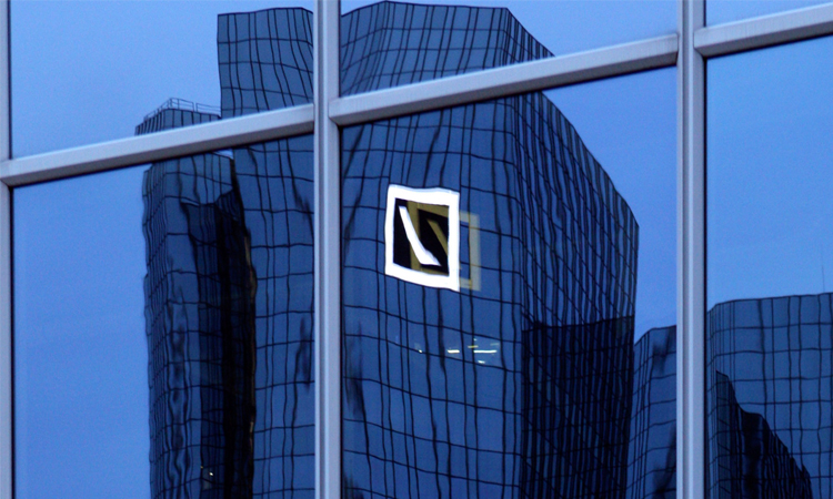 Κατηγορίες για ψευδή μαρτυρία προς πρώην στελέχη της Deutsche Bank μεταξύ τους και ο Άκερμαν