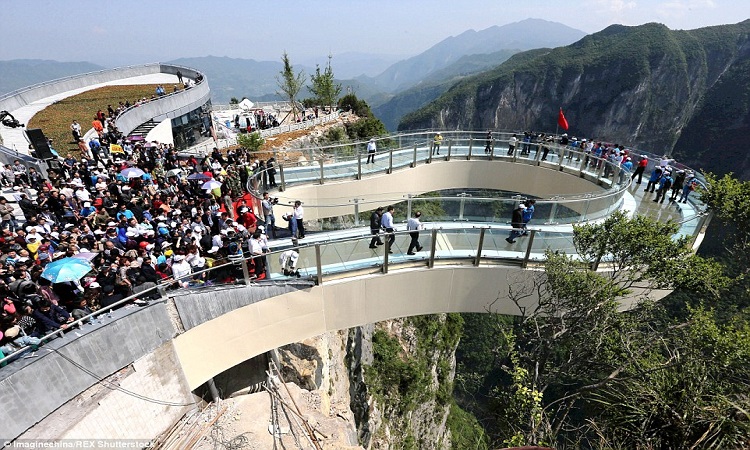Τρομακτική αλλά πανέμορφη! Δείτε τη μεγαλύτερη γυάλινη διάβαση πεζών στον κόσμο (ΦΩΤΟ)