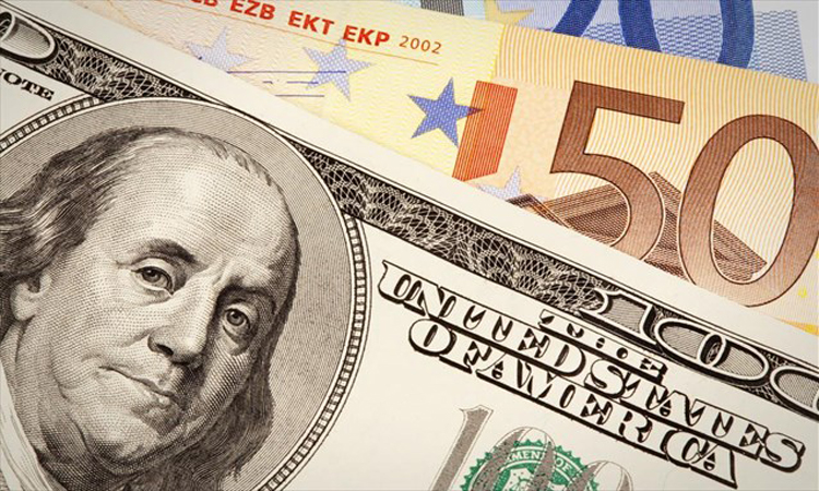 Το δολάριο υποχωρεί έναντι του ευρώ λόγω ενδείξεων για συμφωνία με Ελλάδα