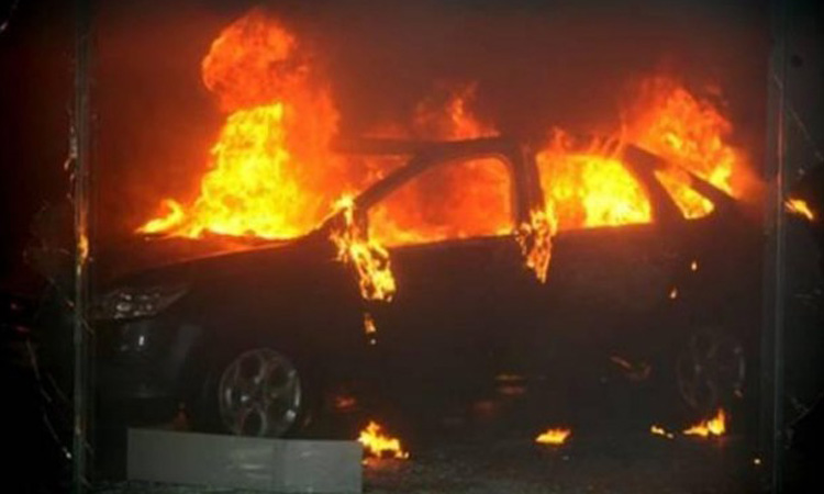 Έτρεχαν Αστυνομία και Πυροσβεστική τα ξημερώματα – Στάχτες αυτοκίνητο που βρισκόταν παρκαρισμένο στο σπίτι