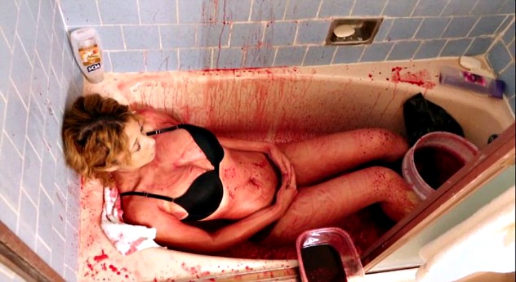 Δεν μπορεί να σταματήσει! 19χρονο μοντέλο κάνει μπάνιο σε αίμα γουρουνιού για να μείνει πάντα νέα