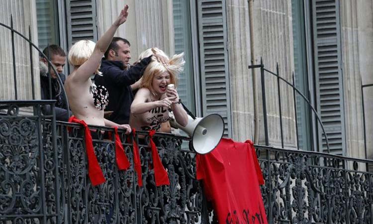 Οι γυμνόστηθες Femen εκνεύρισαν τη Λεπέν (VIDEO)