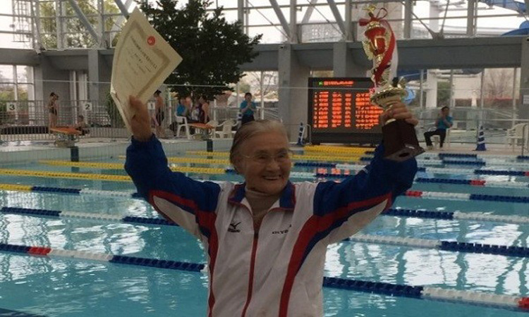 Απίστευτο! Αυτή η ηλικιωμένη είναι 100 χρονών και η καλύτερη κολυμβήτρια στον κόσμο (VIDEO)