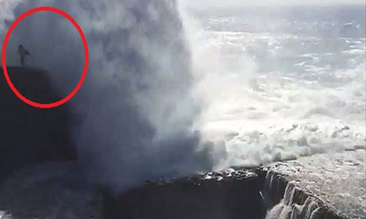 Τεράστιο κύμα την καταπλάκωσε και την έριξε από βράχο ύψους 12 μέτρων – Σώθηκε από ζευγάρι που βιντεοσκοπούσε το τοπίο