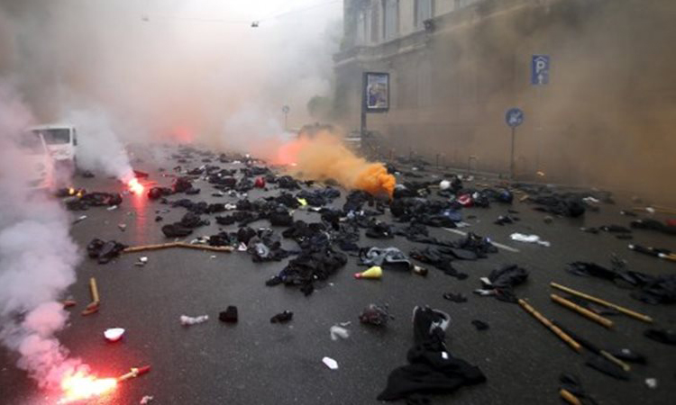 Κακός χαμός στο κέντρου του Μιλάνου – Συγκρούστηκαν αστυνομία και διαδηλωτές (Φωτογραφίες)